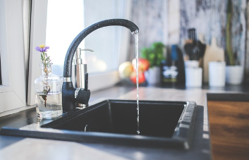 싱크대 악취가 반복되는 구조적 원인과 해결법